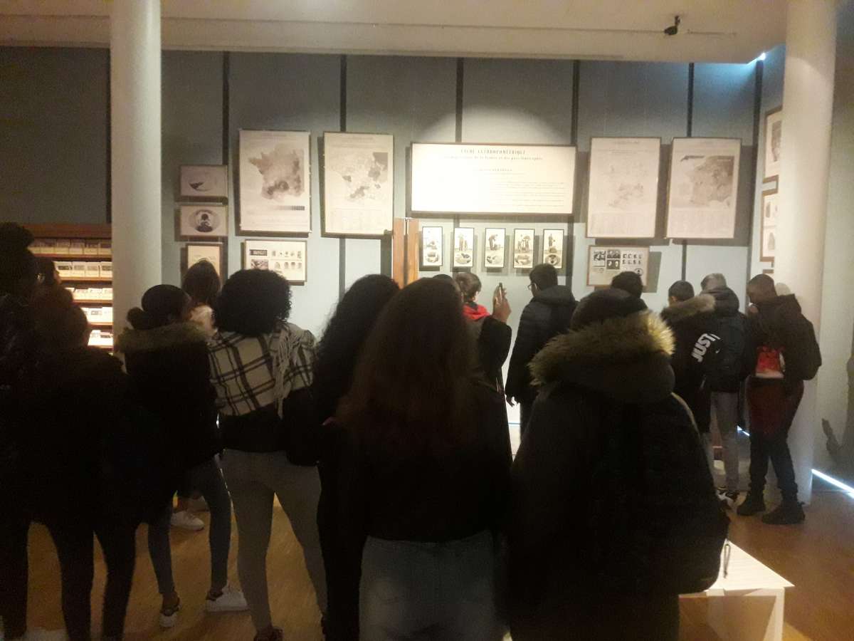 Visiting the exhibition La science &agrave; la poursuite du crime (Science on the trail of crime) at the Archives Nationales