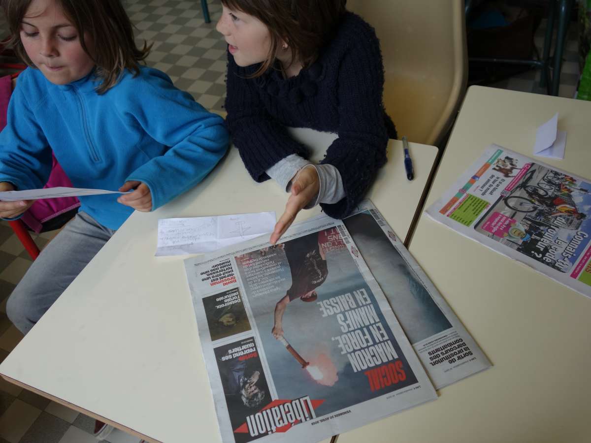 The students analyze existing newspapers