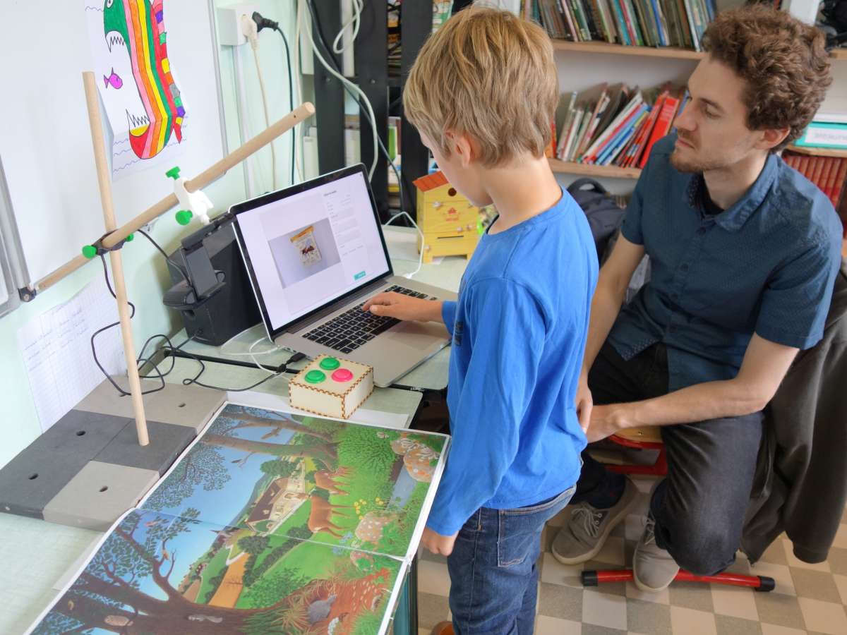 Sacha uses dodoc to document his research on bees