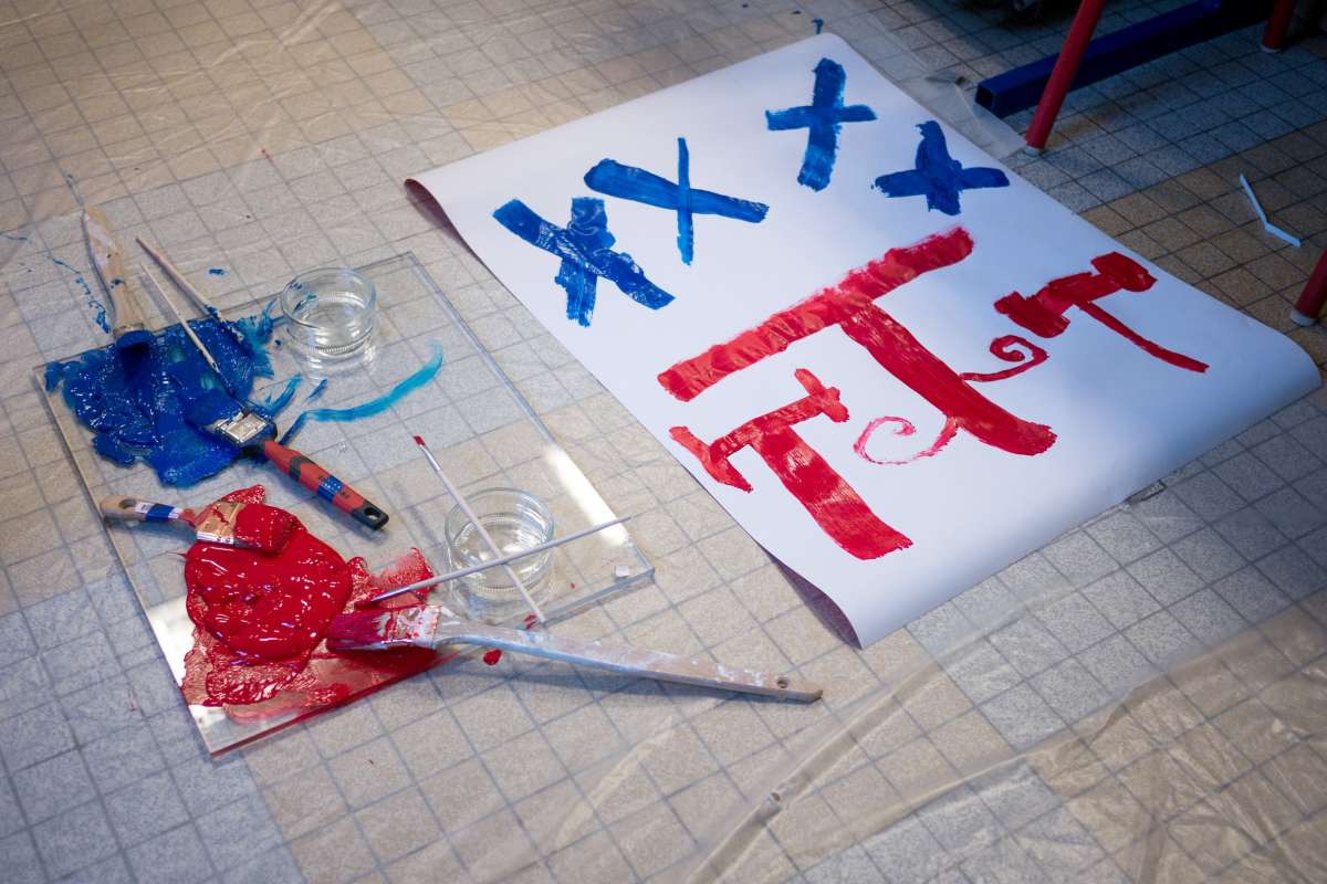 Painting standing up. Here, the arm does the work instead of the wrist. Discovering other ways of drawing letters and the importance of the ductus.