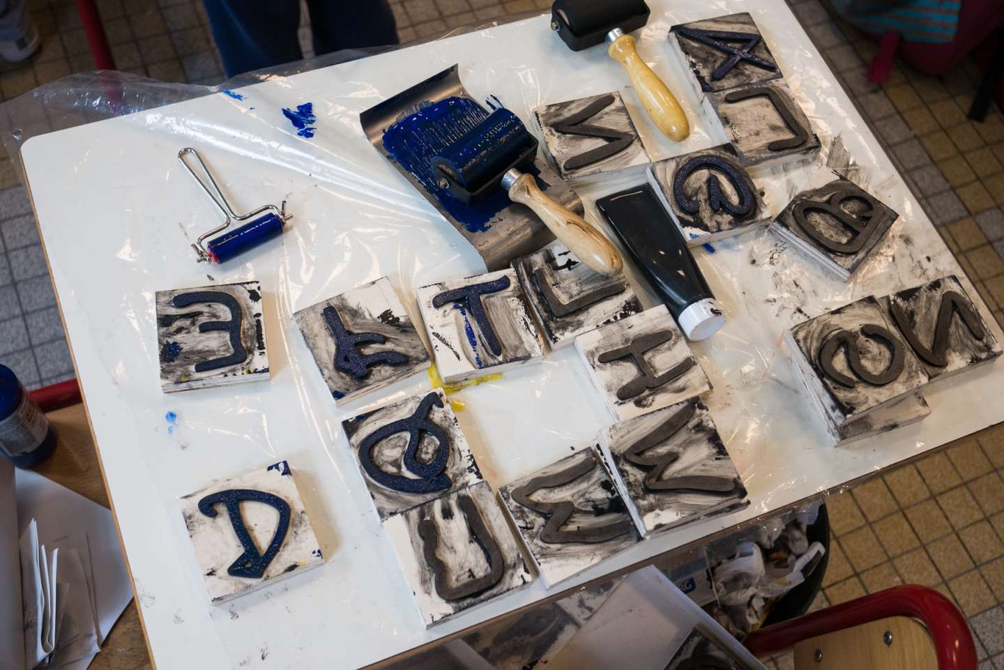Third phase: using the stamps in class to make printed materials. Here, with ink and linocut rollers.