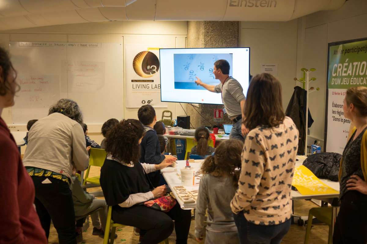 Second phase: visiting and using the Fab Lab. The children made a report about this day, supervised by Balla Fofana, journalist at the daily newspaper Lib&eacute;ration. In the photo, Thierry Dass&eacute; &hellip;
