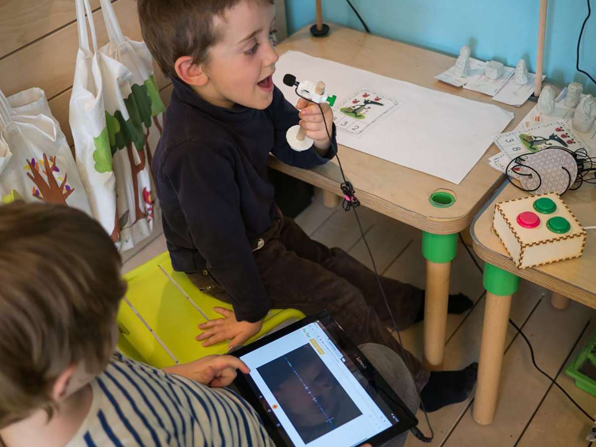 Children recording audio with do&bull;doc.