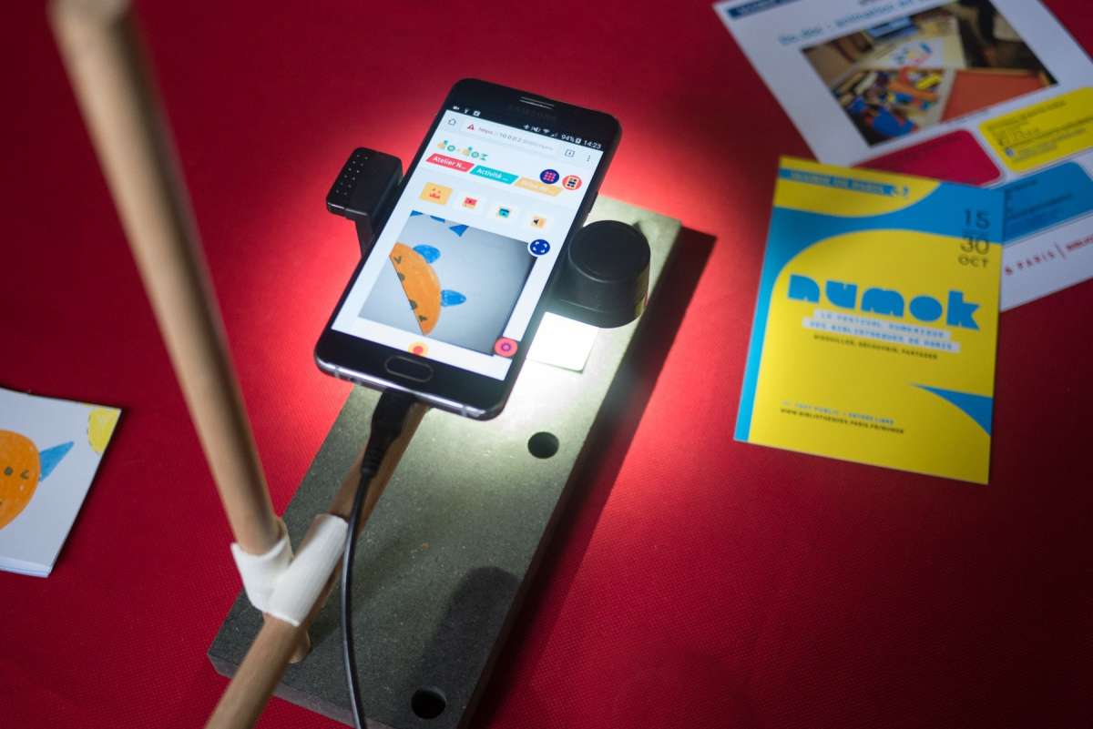 do&bull;doc access on a smartphone connected on the same local network (wifi).