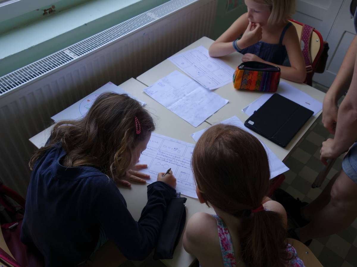Writing the storyboards (Micka&euml;l&rsquo;s class, Cobonne)