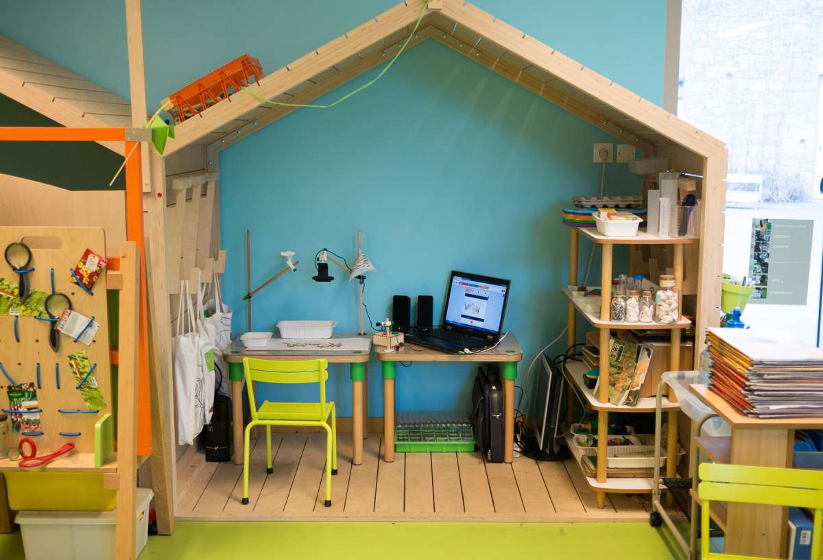 view of the station in one of the huts, with the microphone and the box, the computer and other joints designed to hold a phone or other accessories [set, lights...]