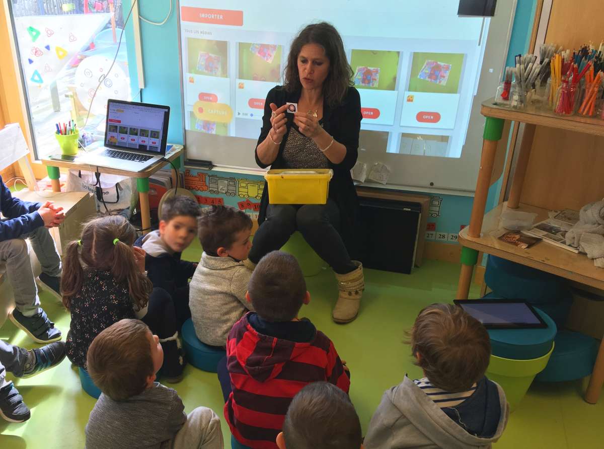 Nolwenn Guillou explaining to the students how to make the avatars with NFC tags